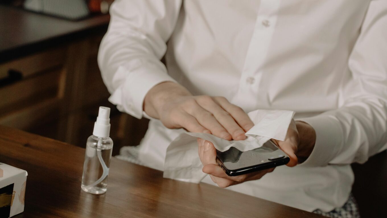 Zdjęcie do artykułu: Jak czyścić telefon, żeby go nie zniszczyć